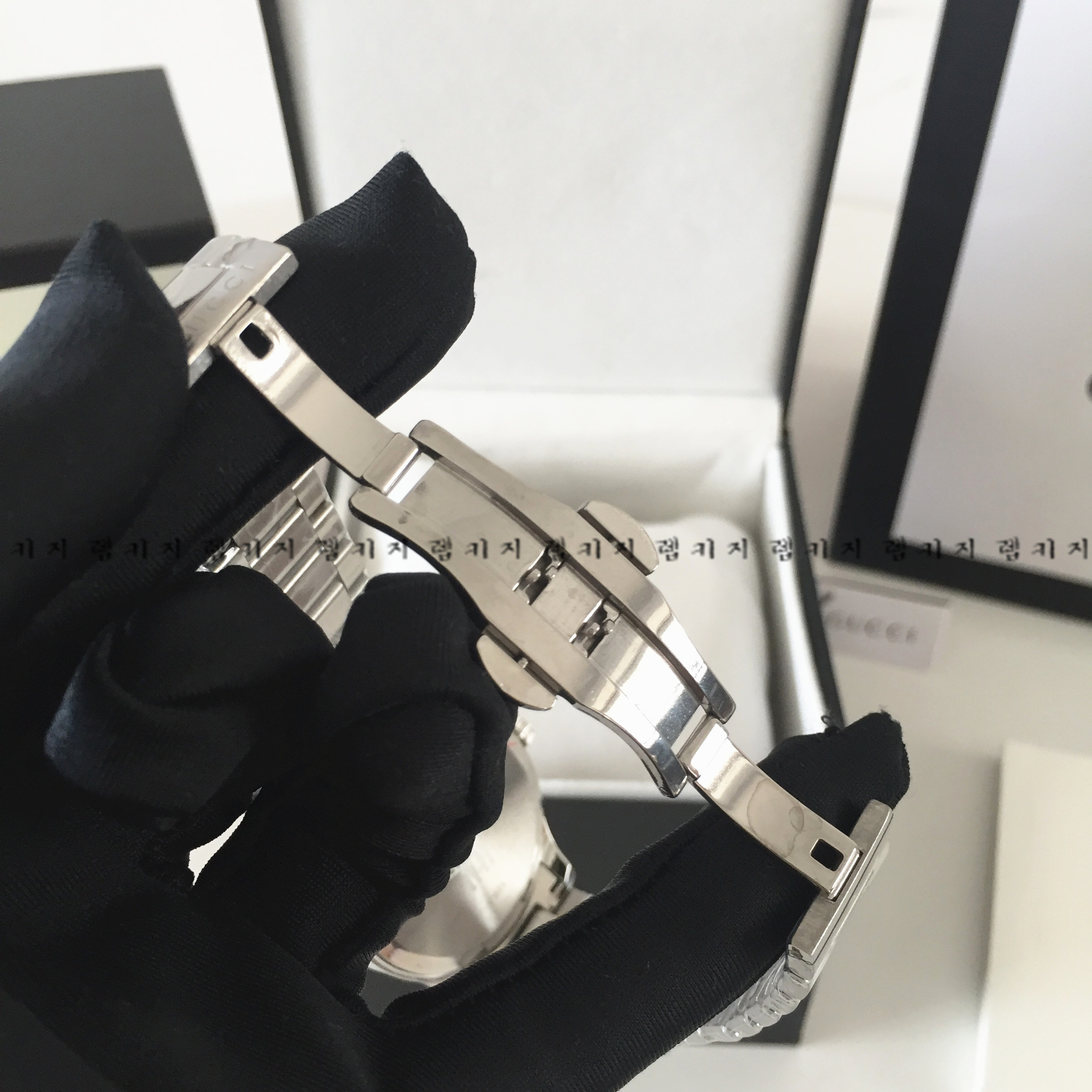 구찌 G타임리스 캣 워치 은장 남성 메탈시계